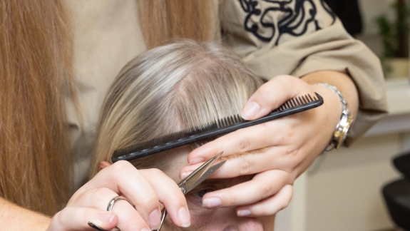 dameklip ved frisør